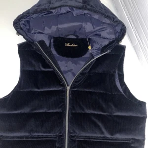 Stenström väst - Marinblå stenströms väst som är slutsåld överallt. Den är som ny i skick.