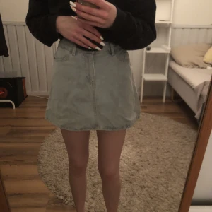 Jeanskjol  - Säljer jeanskjol, använd nån gång