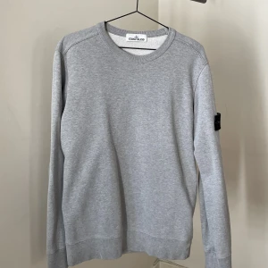 Stone Island sweater - En grå sweater från Stone Island i jättefint skick med logga på ärmen. I storlek medium - herrstorlek.