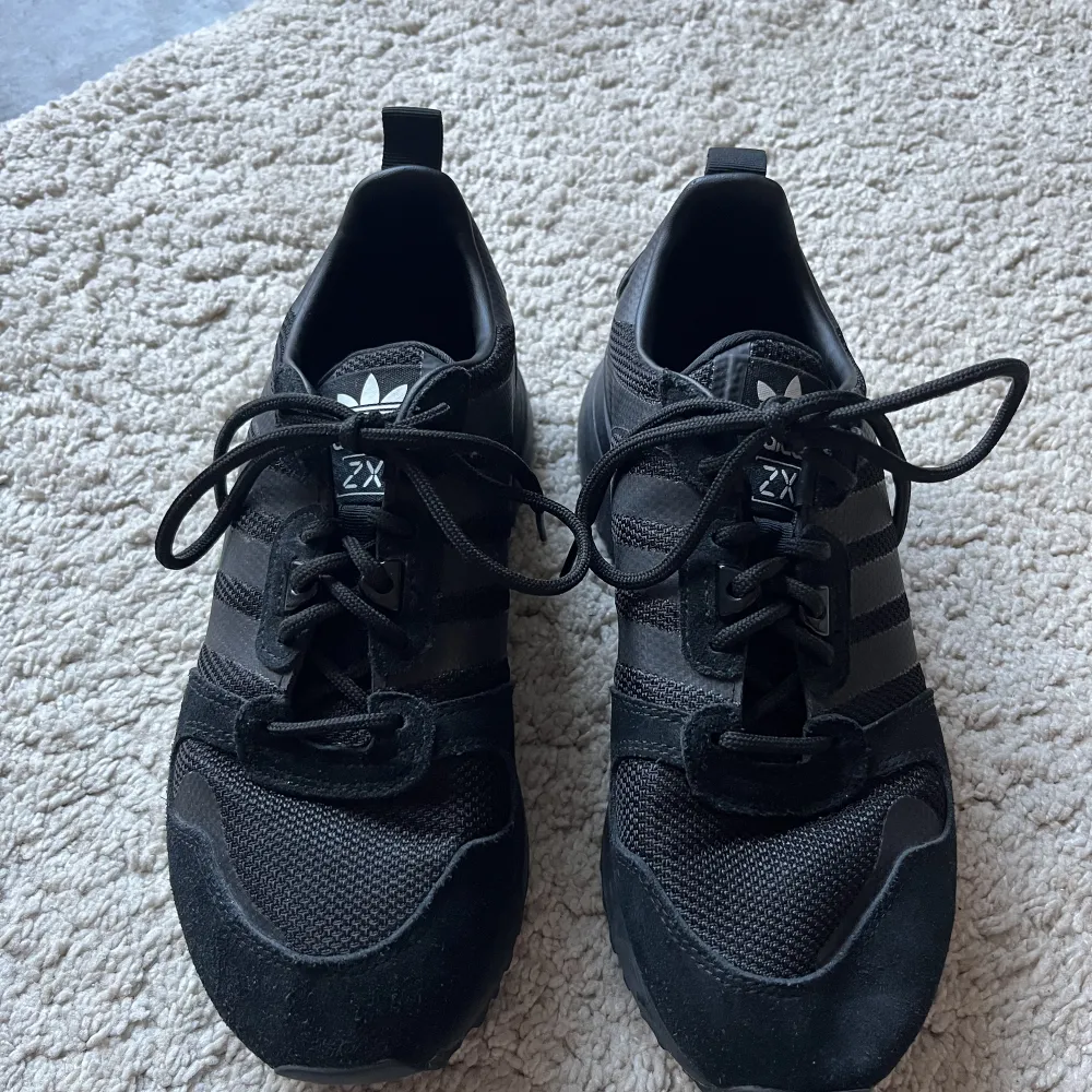 Svarta sneakers från adidas storlek 39. Bara använda vid inomhusträning och i princip i nyskick. . Skor.