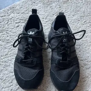 Svarta sneakers från adidas storlek 39. Bara använda vid inomhusträning och i princip i nyskick. 