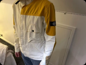 Stone island regn/vind jacka - Detta är en fin jacka som inte har några defekter det är barn storlek men passar S/M storlek där av priset 