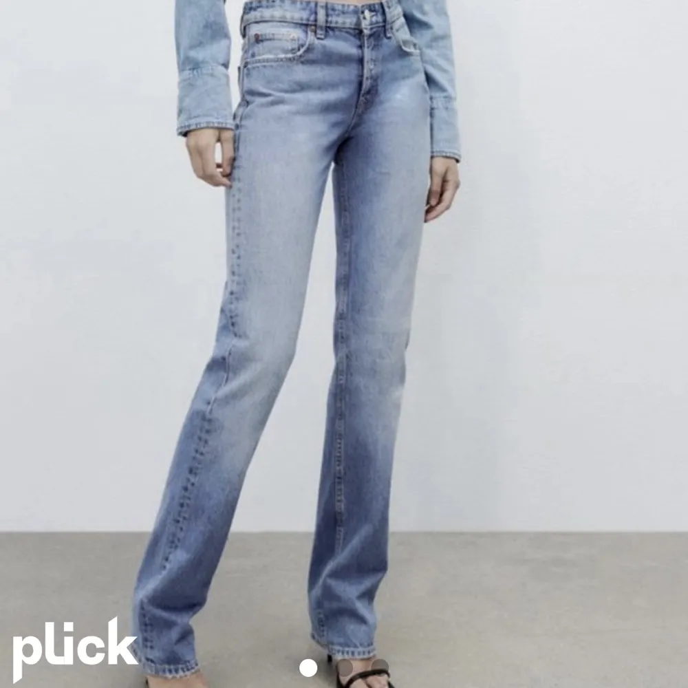 Säljer dessa snygga jeans från zara. Bra skick och säljs inte längre på hemsidan Tryck inte på köp nu!!💓. Jeans & Byxor.