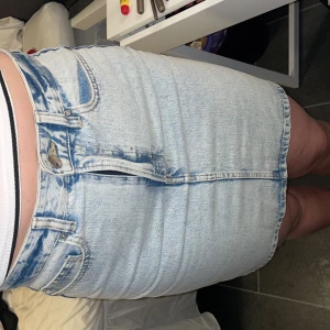 Jeanskjol - Jeanskjol från Hm! Helt oanvänd! Storlek 42 men sitter väldigt tajt så passar en M skulle jag säga. Tjockt och bra material!