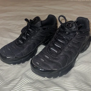 Nike tn airmax plus, svarta - Nästan helt oanvända Nike tn skor i svart med reflexer på.