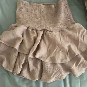 En beige volang kjol i linne liknande material köpt förra sommaren Andra bilden är lånad
