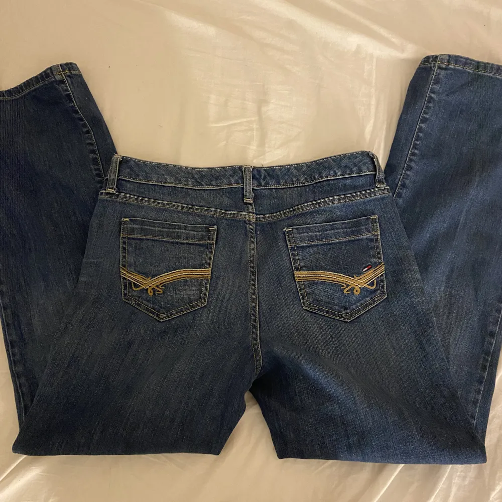 Jag säljer mina superballa tommy hilfiger jeans som är köpta på beyond retro i göteborg för några månader sen!  Säljer dem eftersom dem inte kommer till för så stor användning 🤍 Jag är öppen för byten🫶🏻. Jeans & Byxor.