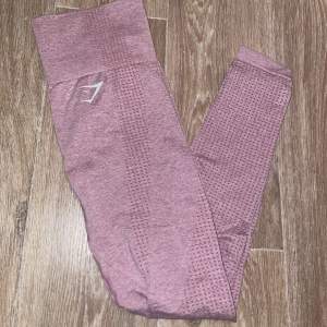 Ljus rosa snygga gymshark tights. Knappt använda. Storlek xs. 100kr +frakt 