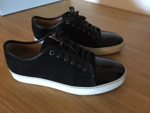 Lanvins skor strl 43 - Svarta nästan helt nya o knappt använda Lanvins strl 42,5-43. Nypris ca 4500kr. Hade kunnat byta mot andra skor som Valentino sneakers