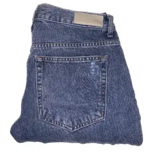 Blåa jeans i fint skick från Bik Bok i storlek M, 99% bomull (LÄS BIO) 🎀 Frakt ingår ej i priset