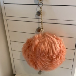 Rosa söt Nyckelring  - Söt fluffig rosa nyckelring bra om man lätt tappar bort sina nycklar då den syns med denna på!