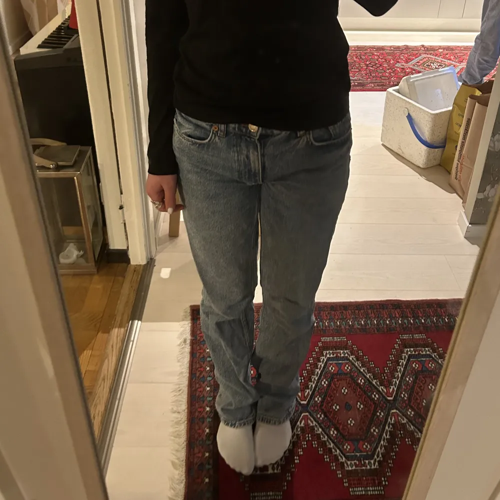 Säljer nu mina fina midrised raka jeans ifrån zara som inte längre finns kvar. Säljer på grund utav att dem inte kommer till användning. Dem är i mycket fint skick och är sparsamt använda. Skriv ifall de finns frågor eller annat. Köparen står för frakten🤍. Jeans & Byxor.