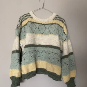 Stickad myströja☀️☀️ - Jättefin stickad tröja som knappt är använd. Superbra skick! Passar perfekt i vår! 🌷🌷Den är storlek L men jag har i vanliga fall S eller M så den är köpt för att sitta lite oversized!!🥰