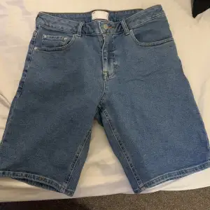Blåa jeansshorts i storlek W32