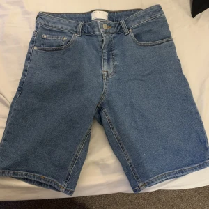 Shorts - Blåa jeansshorts i storlek W32