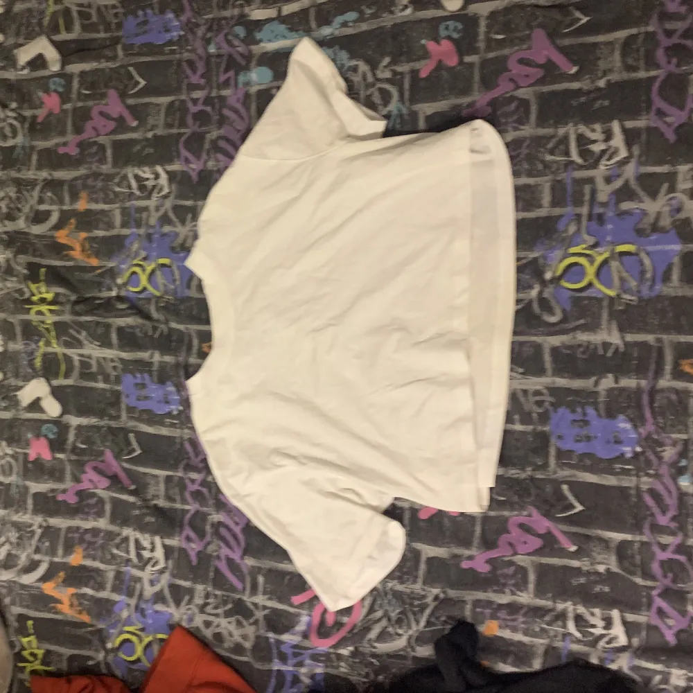 En vit magtröja som jag köpte från new yorker för 89kr och säljes pågrund av att jag aldrig använder den || Köparen står för frakt || . T-shirts.