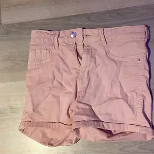 Ett par rosa shorts från Gina