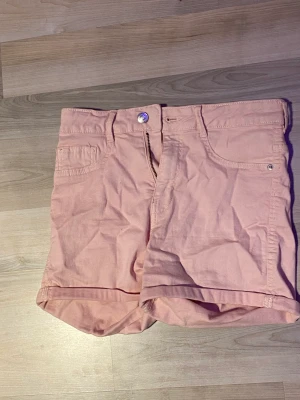 Rosa shorts - Ett par rosa shorts från Gina