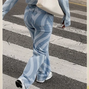 Jeans  - Säljer dessa jeans i strl 34. Använda en gång, men är som nya, inga defekter. Säljer pga de e för små. Inköpspris: 499 Pris: 200
