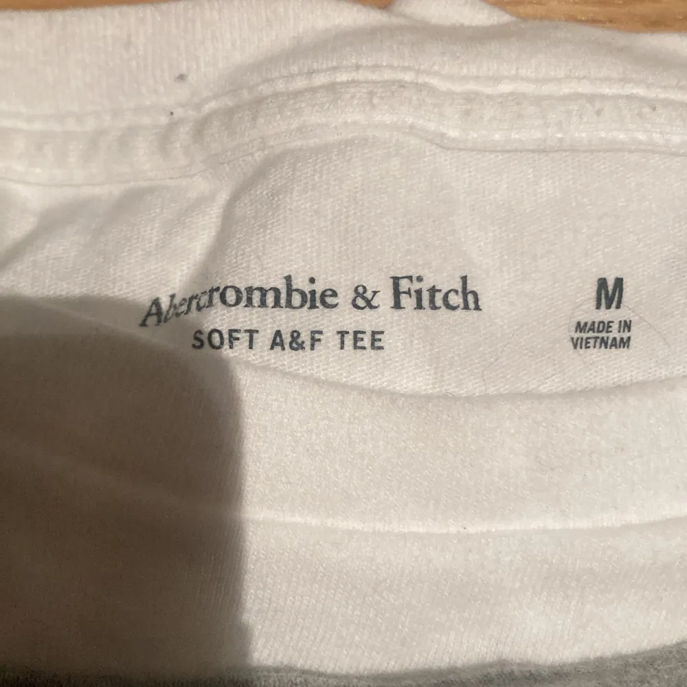 5st abercrombie & fitch t-shirts i nyskick    Helst säljer jag tsmns men går att sälja separat    5st ärger, vit, svart, grå, och ljusblå 🧌. T-shirts.