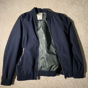 Bomberjacka - Mörkblå bomberjacka/vårjacka från Jack & Jones. Storlek M, riktigt bra skick!