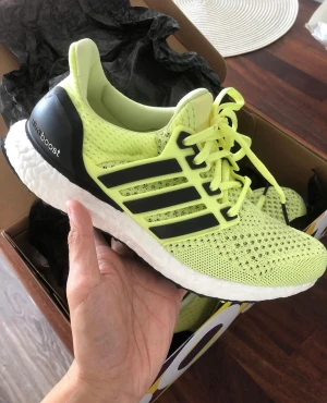Adidas Ultra Boost  - Skorna ligger kvar i sin kartong och är helt nya.   Storlek 36