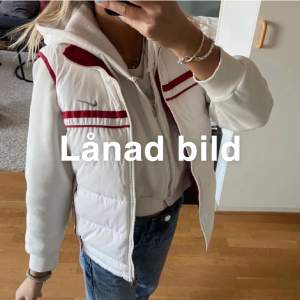 Säljer min vintage Nike väst🥰 Har köpte den här på Plick  Den kommer inte så mycket till användning så därför jag säljer den 😊s/xs  NÄR KÖP❗️ Jag vill att man swishar först  Mötning går bra  Man står för frakten  Priset kan diskuteras 