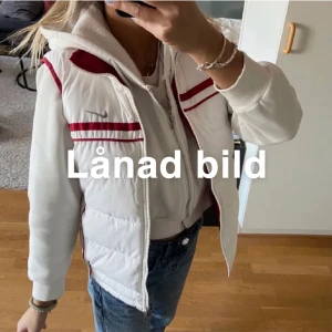 Vintage Nike väst  - Säljer min vintage Nike väst🥰 Har köpte den här på Plick  Den kommer inte så mycket till användning så därför jag säljer den 😊s/xs  NÄR KÖP❗️ Jag vill att man swishar först  Mötning går bra  Man står för frakten  Priset kan diskuteras 