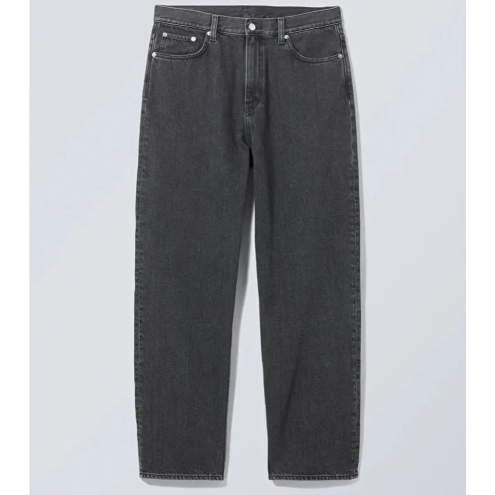 grå galaxy jeans från weekday. . Jeans & Byxor.