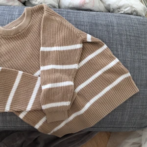 Stickad tröja med vita ränder  - Nytt skick aldrig använt 