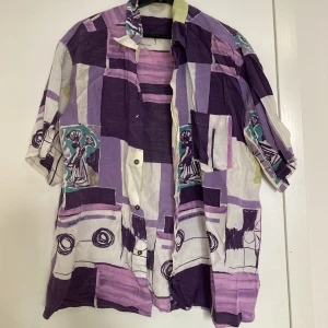 Vintage oversize skjorta  - Snygg och rolig skjorta köpt på en vintage affär. Tyvärr har den några fläckar som inte går bort i tvätt (bild 2, samt flera ställen - kan skicka bild). Står ingen storlek på den, men en nice oversize fit för mig (tjej, stl 36), gissar herr S-M