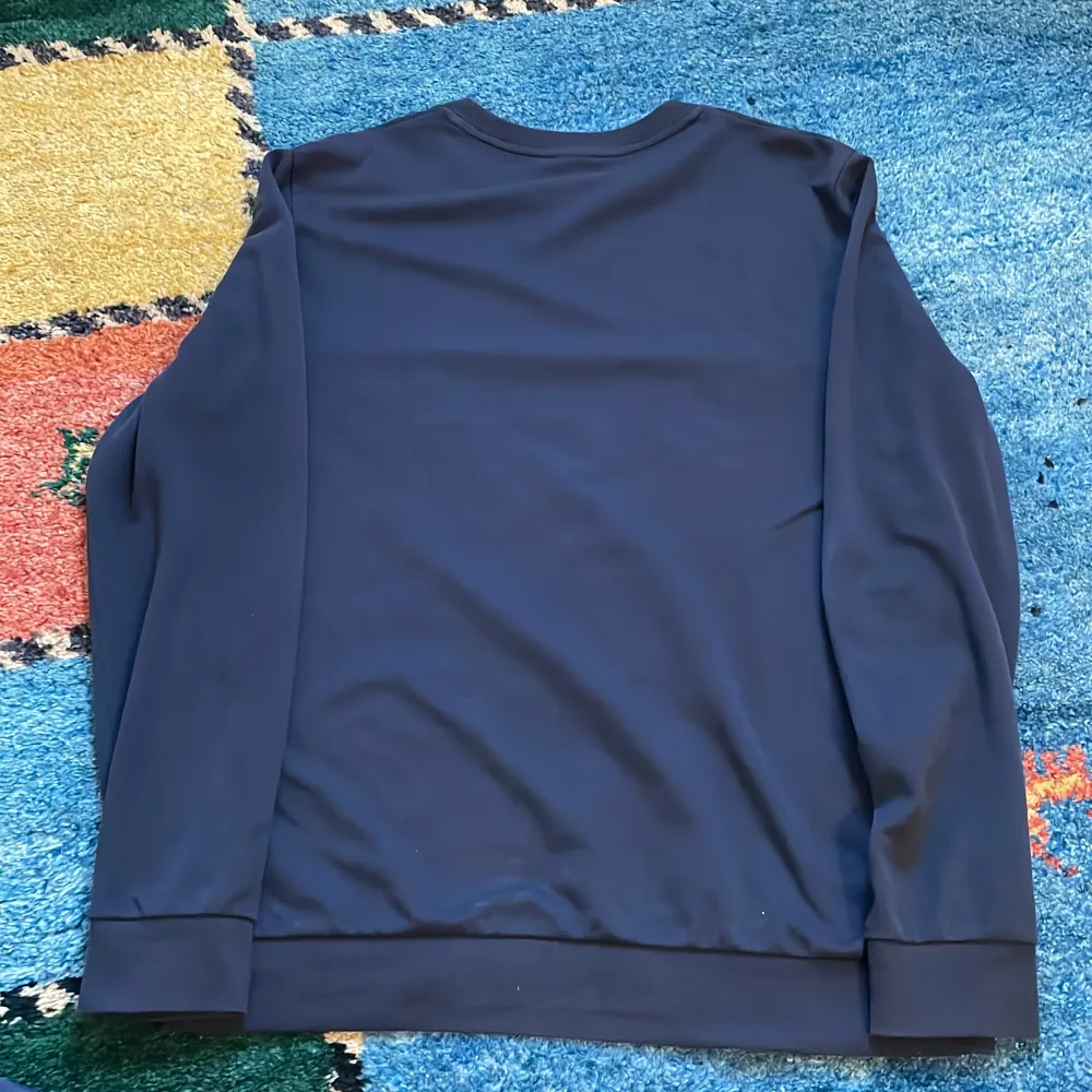 Detta är en Hugo boss tröja i välbevarat skick med väldigt fina färger. Tröjor & Koftor.