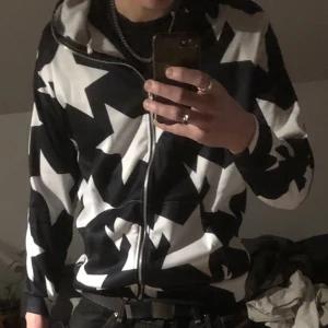 Y2k ziphoodie - Tjena säljer nu denna y2k hoodie. Hör av dig för mer info😁