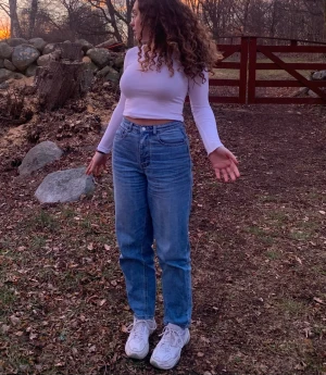 Högmidjade boyfriend jeans - Högmidjade boyfriend jeans från prettylittlething! Använda flera gånger men i gott skick:)