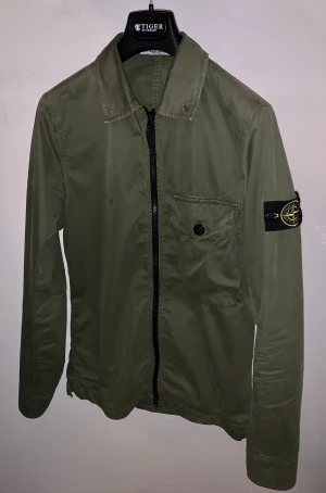 Stone Island Overshirt  - Stone overshirt i färgen Olive Green perfekt till vår och sommar. Cond: 9/10 knappt använd och passar inte längre.  Size: S