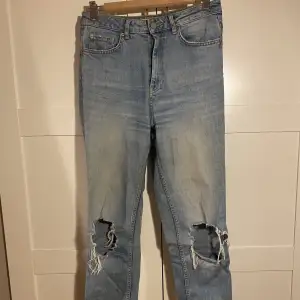 Jeans från Gina Tricot med slitningar vid knäna, nypris 499kr, väl använda men i bra skick! De är i storlek 38 men skulle snarare säga 36. Tajt passform, men inte skinny. Frakt tillkommer!!!