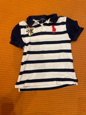 Polo/Ralph lauren Piké - En polo/Ralph lauren piké för åldrarna 14-16 år, en väldigt omtyckt piké men börjar bli lite tajt runt armarna därav sälja den. Så gott som nytt skick 