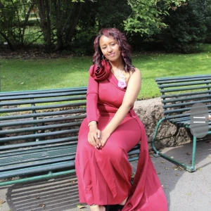 En vinröd fin festklänning  - Jag är en och 170 och klänningen är percis till marken på mig. Klänningen är skit fin har använts en gång 