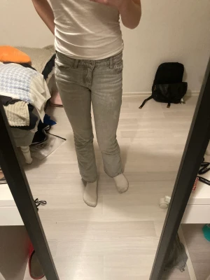 Snygga gråa Gina tricot byxor! - Vackra gråa lågmidjade byxor i storlek 152 från Gina tricot! Säljs pga att de har blivit lite för korta för mig ( är 1,65 ). Köptes för 349kr och säljs för 150kr.