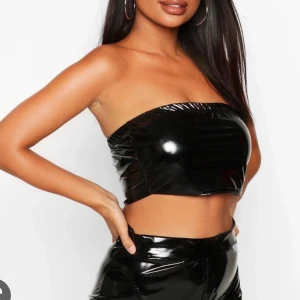 Tubbtopp från bikbok - En topp från bikbok i latex material. 