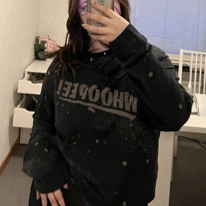 Levi’s sweater - En tie dye sweatshirt från levi’s i storlek L. Ganska liten i storleken med sjukt bekväm!