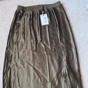 Kjol - Kjol från NA-KD  Aldrig använd, bra skick. Prislapp kvar. Mellanlång kjol som formar sig fint efter kroppen. 