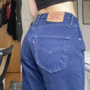Jätte fina marinblå Levis jeans med vita sömmar. Modell 501. (Jae 166 cm som referens) 💙innerbenslämgden längd är 77cm och midja 77 cm 
