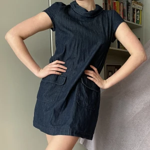 jeansklänning - supergullig jeansklänning med två stora fickor o unik krage som tyvärr är lite för liten, står m men passar nog en small eller en liten medium toppen servisklänning ifall man jobbar med de:)