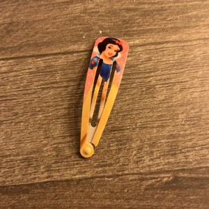 Prinsessan snövit hårspänne  - Gulligt vintage hårspänne från 2011. Coolt om man gillar prinsessor 👍👍