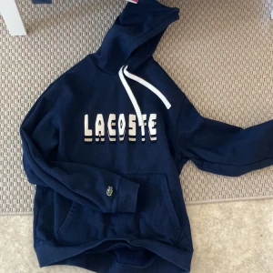 Lacoste hoddie - Lacoste lettering blend hoddie. Storlek L och har använts ett fåtal gånger. Funderingar skicka iväg meddelande.