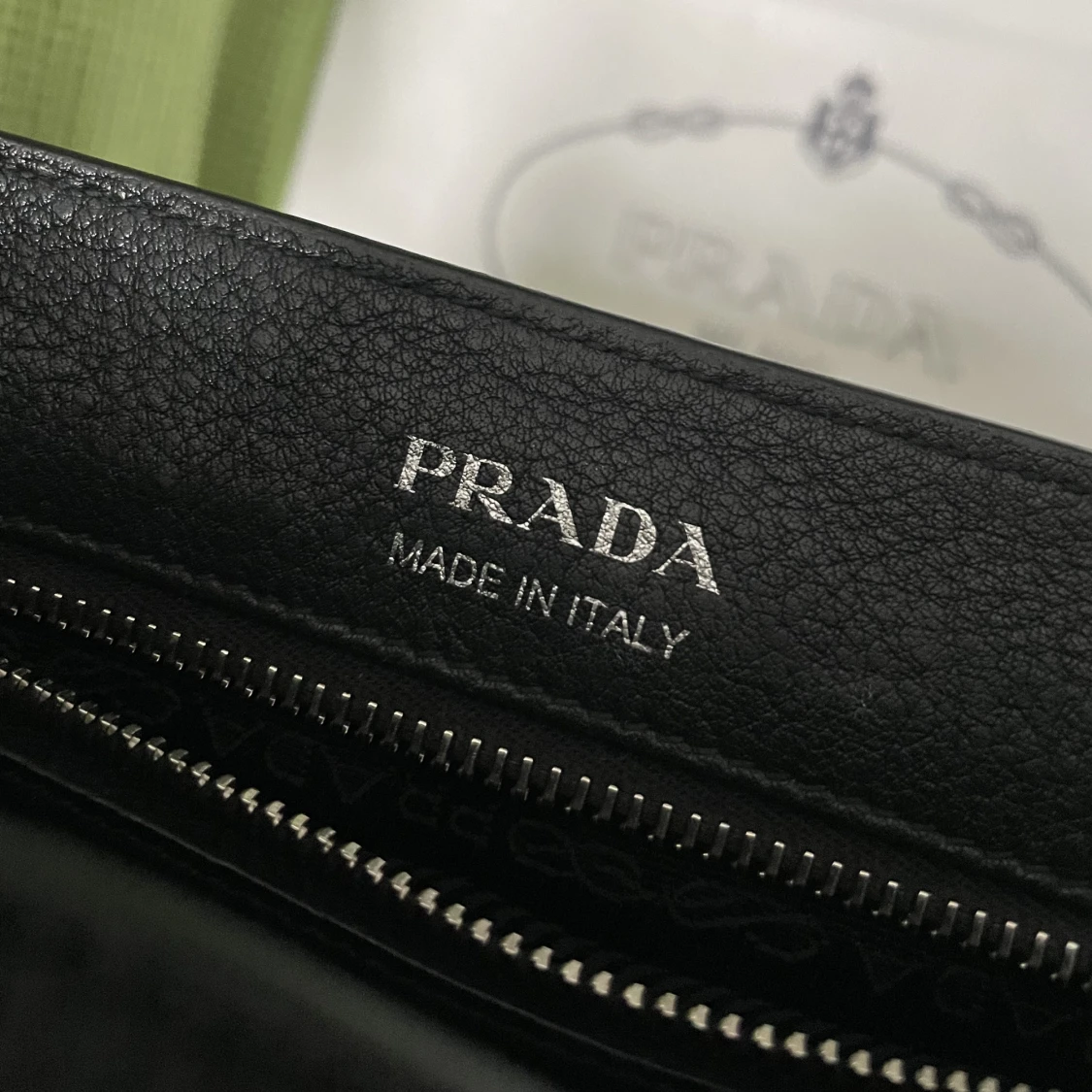 Prada väska  - 90