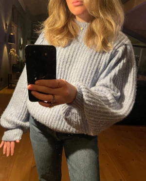 Blå stickad tröja - Jättemysig blåa stickad tröja från NAKD i storlek S. Bra skick, använd ett par gånger därav lite ”noppror” under armarna. I övrigt mycket bra skick. Supermysig och cool med ballong-armarna. Säljer för 100kr.