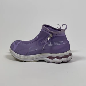Vivienne Westwood x Asics GEL-KAYANO 27 - Vivienne Westwood x Asics! Nice lila färg. Mkt sköna! 