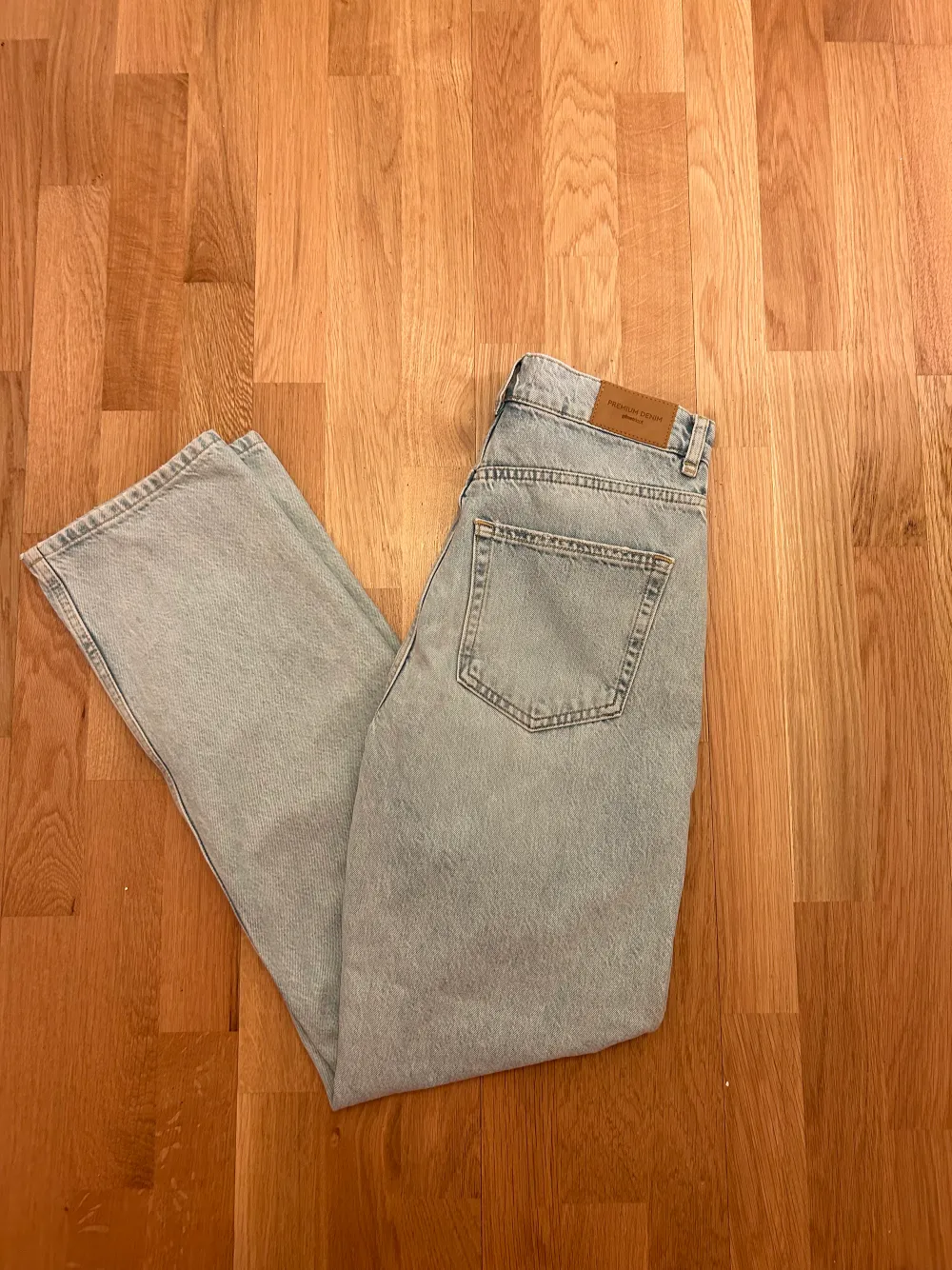 Ljusblå jeans i modellen straight i storlek 34. Skulle dock säga att de är liiite mer vida än vanliga straight jeans modeller. Tror modellen heter 90’s tall straight jeans . Jeans & Byxor.